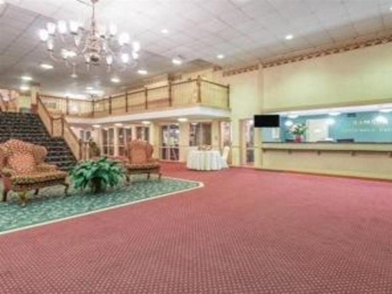 Отель Ramada Conference Center Моргантаун Экстерьер фото